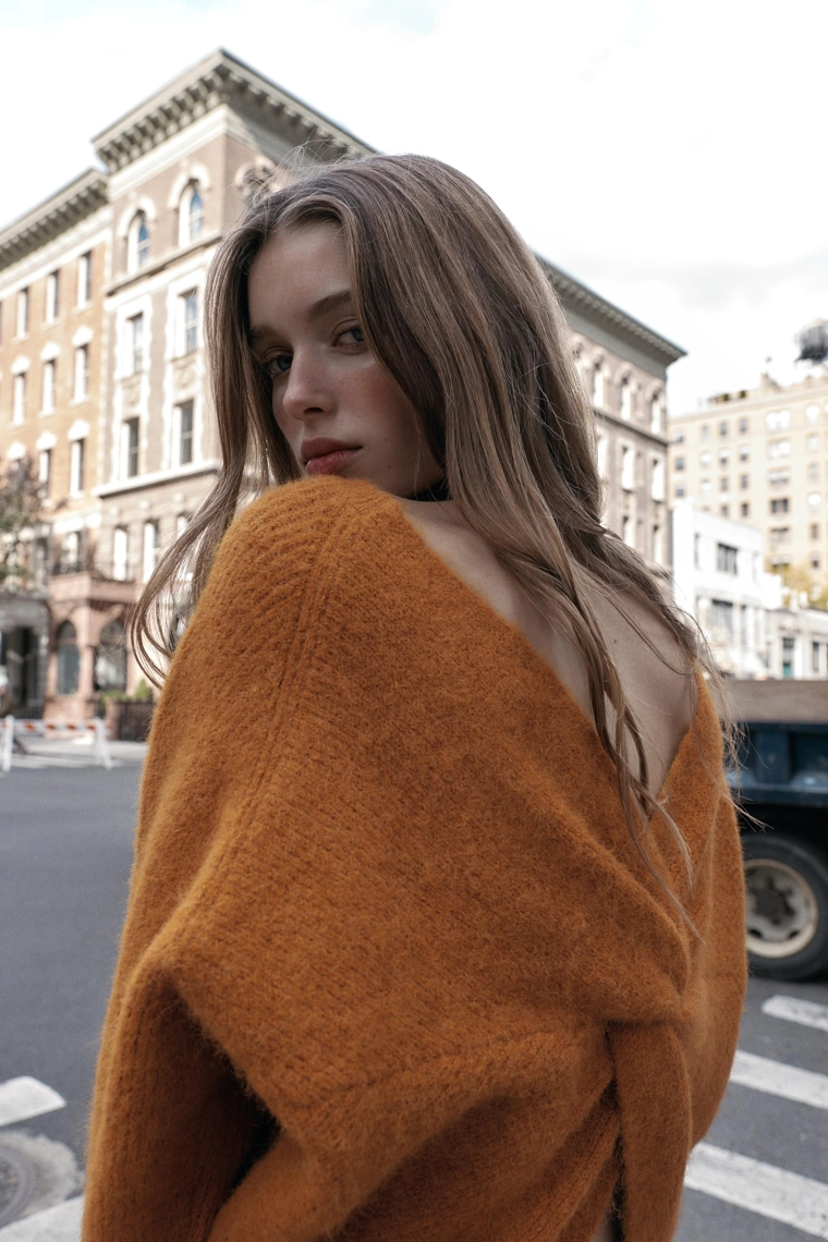 Трикотажный свитер с завязкой на спине