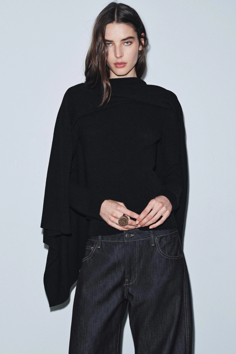 Трикотажный свитер с накидкой