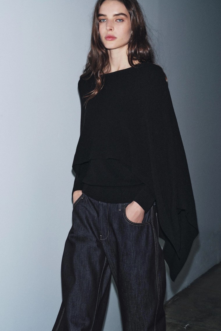 Трикотажный свитер с накидкой