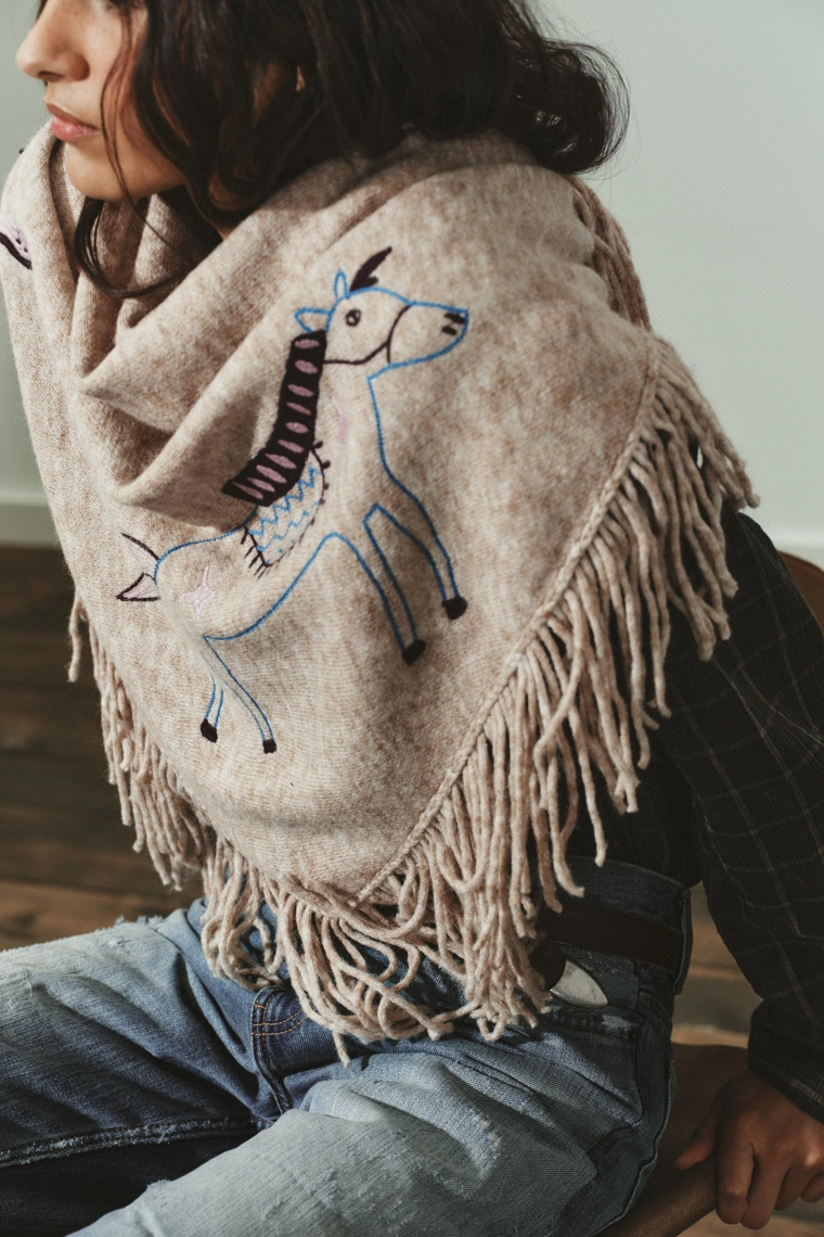 Шаль с вышитыми узорами и бахромой