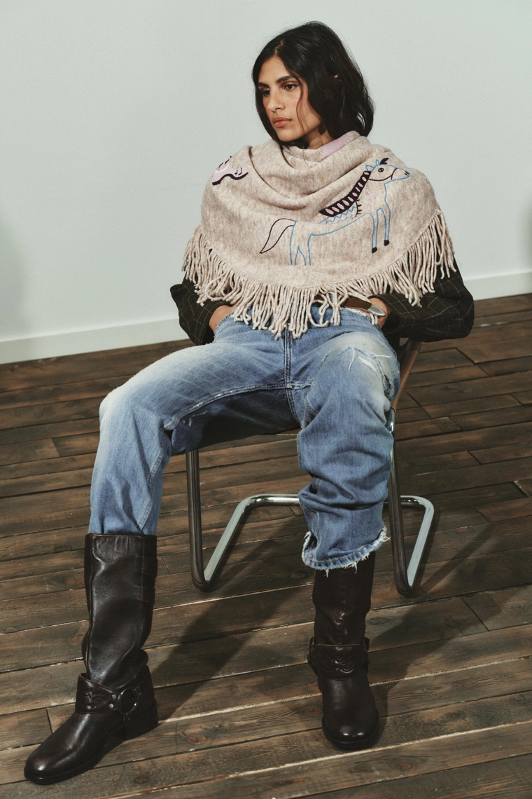 Шаль с вышитыми узорами и бахромой