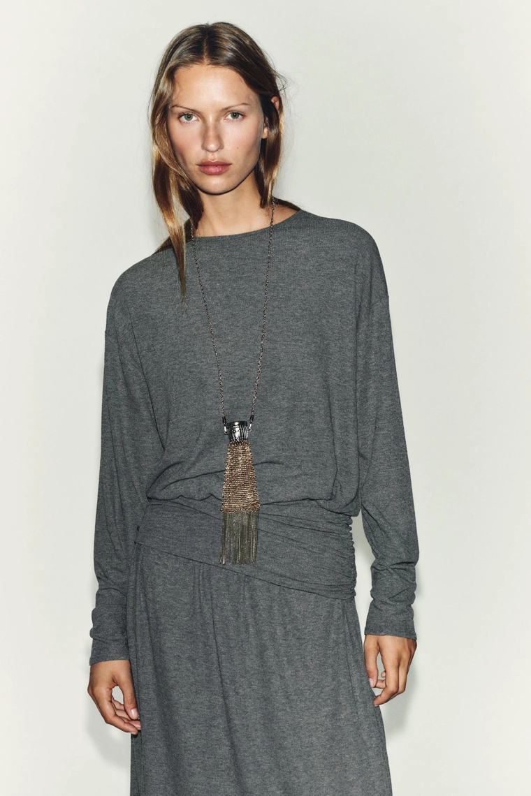 Платье из мягкой ткани с поясом