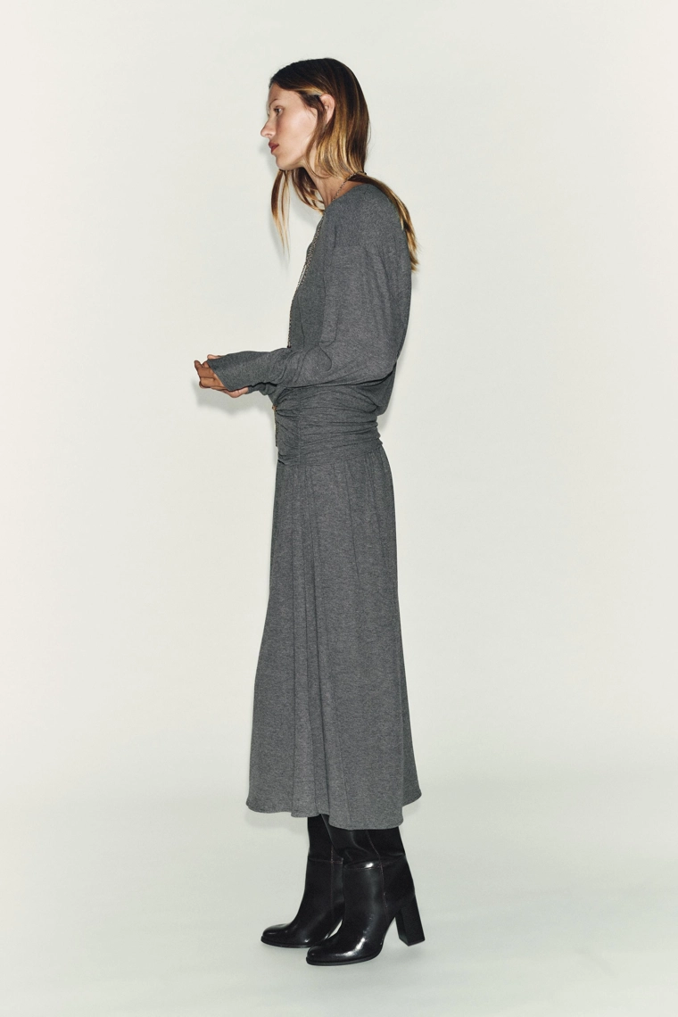 Платье из мягкой ткани с поясом