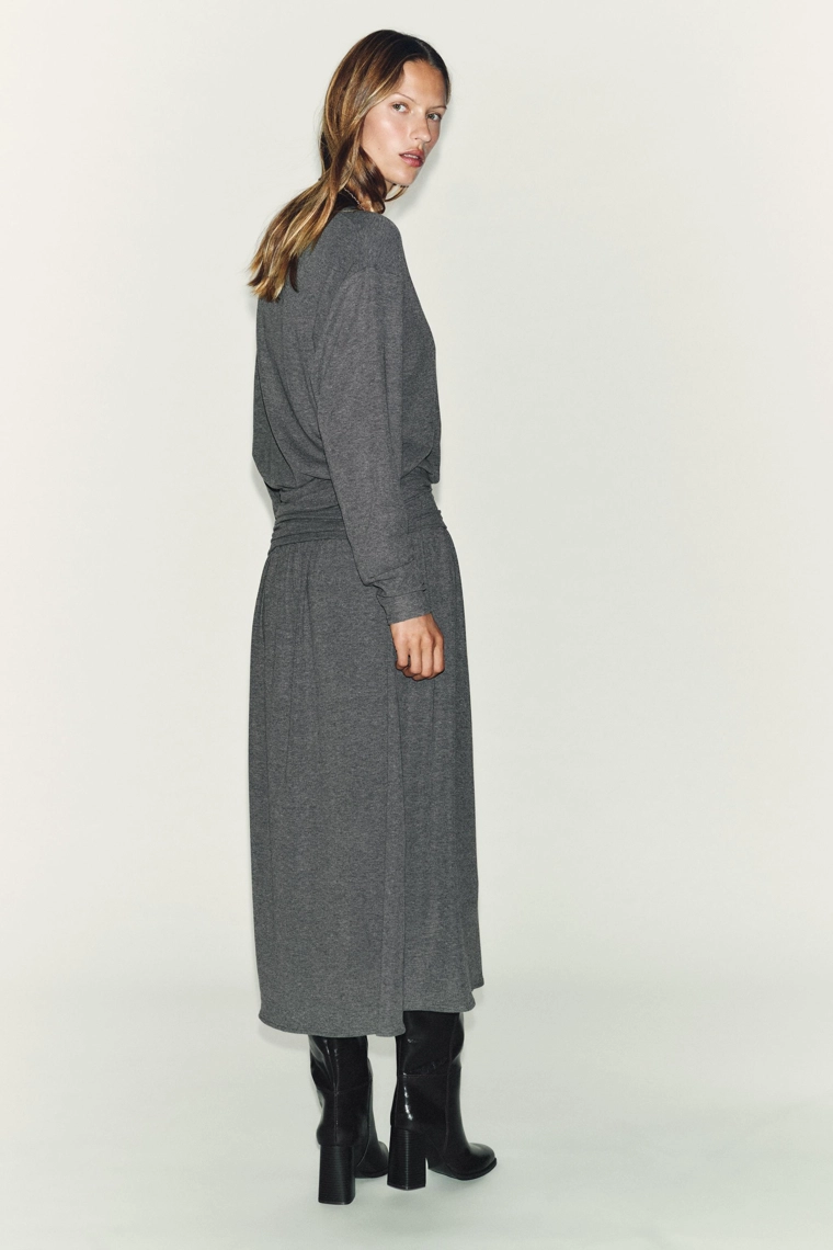 Платье из мягкой ткани с поясом