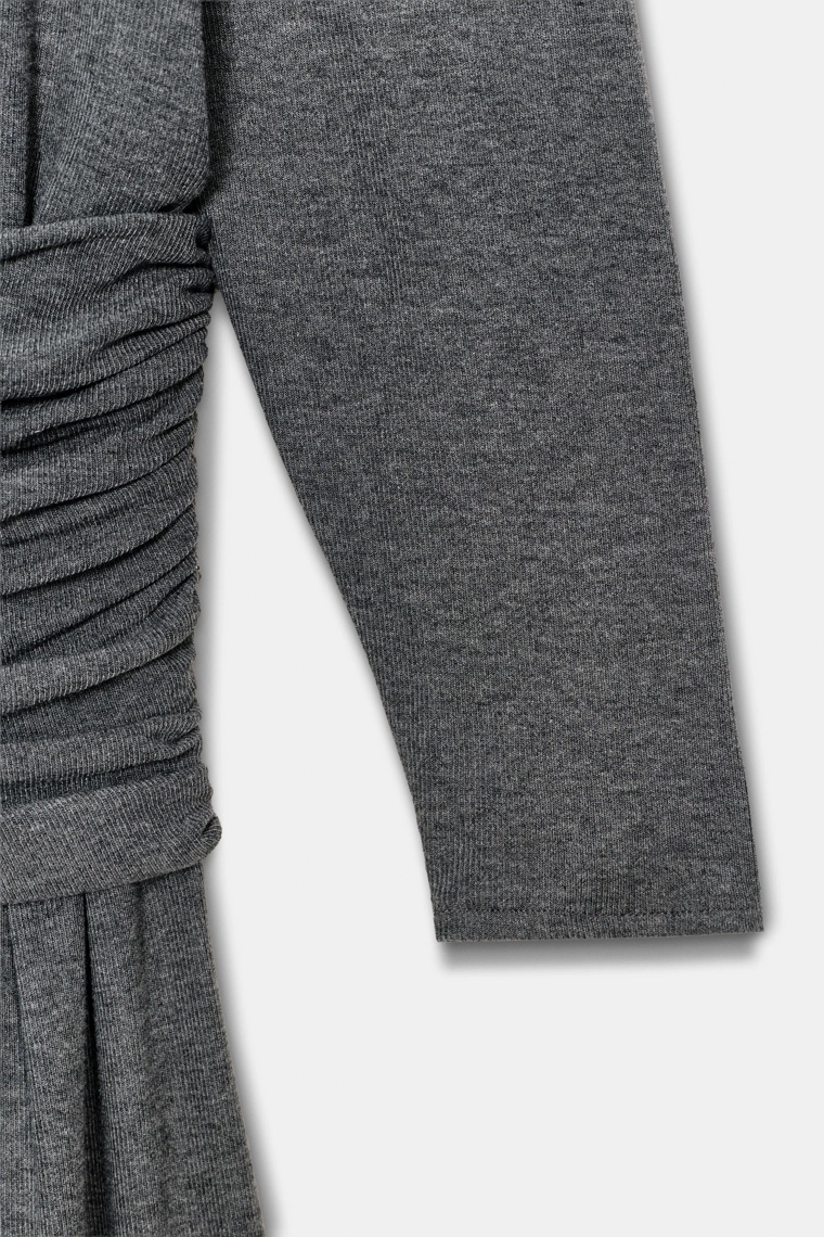 Платье из мягкой ткани с поясом