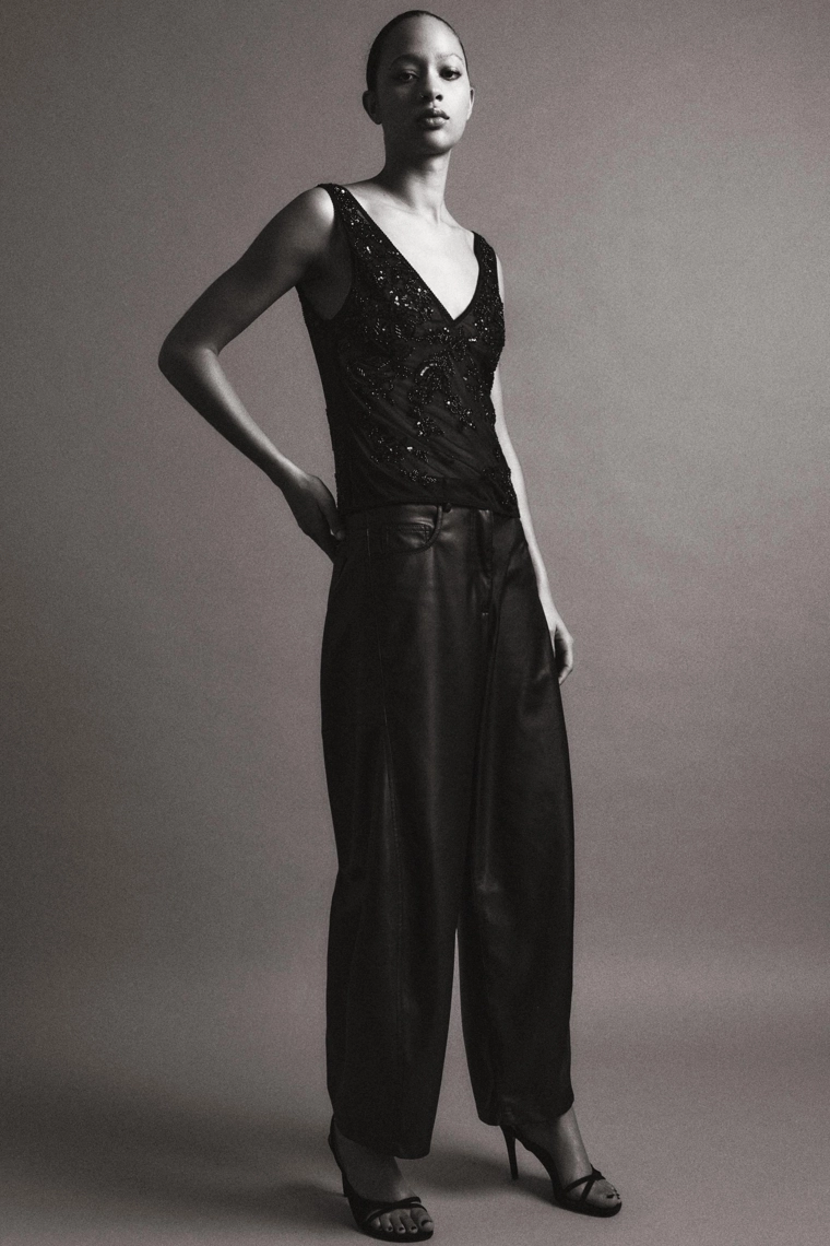 Топ с прозрачными бретелями и вышивкой