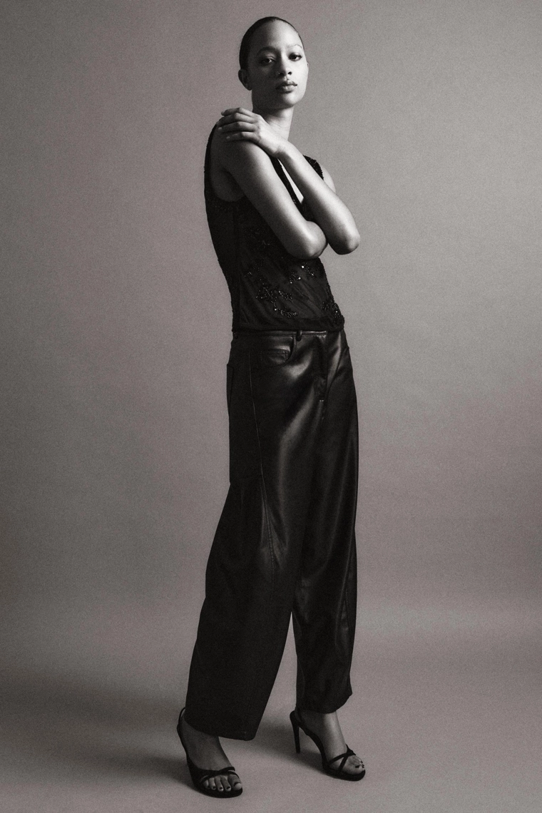 Топ с прозрачными бретелями и вышивкой