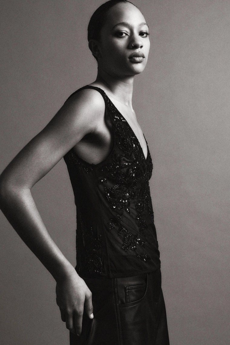 Топ с прозрачными бретелями и вышивкой