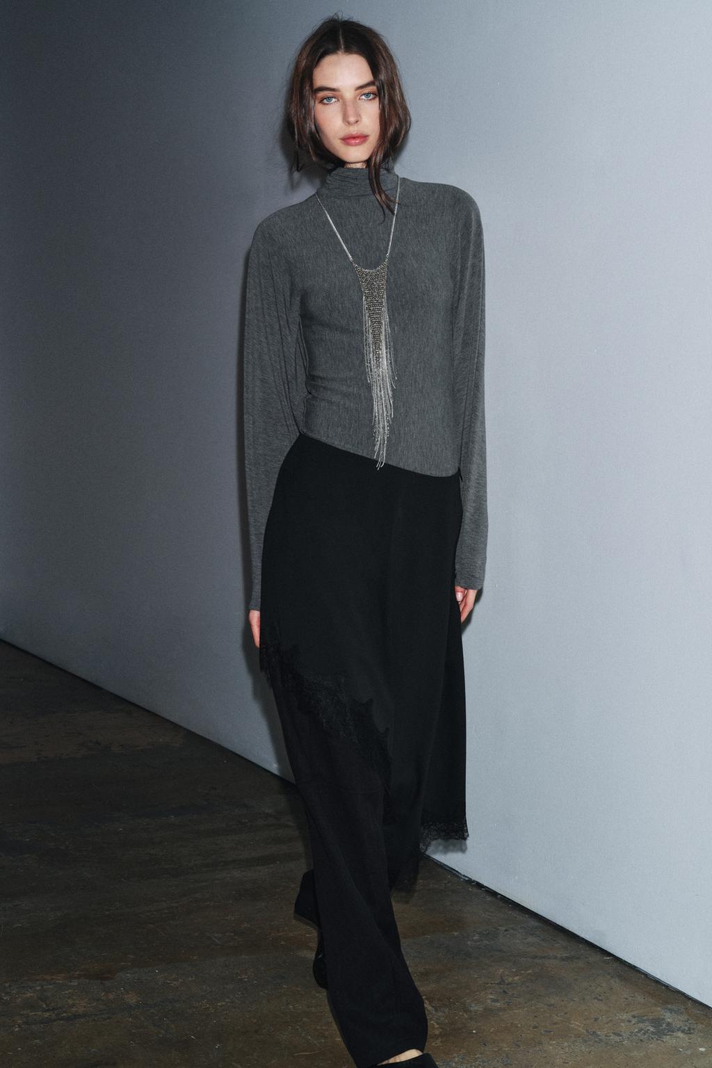 ФУТБОЛКА С ВОРОТНИКОМ-СТОЙКОЙ