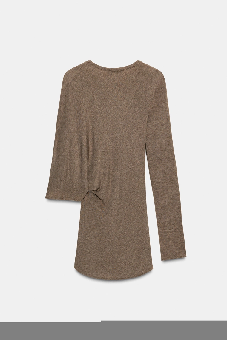 Топ с асимметричной накидкой