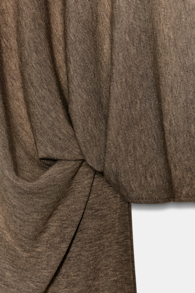 Топ с асимметричной накидкой