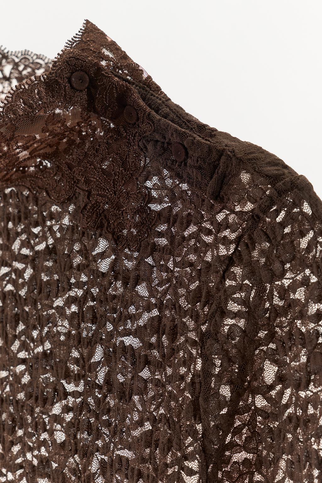 ФУТБОЛКА ИЗ КРУЖЕВА С ВОРОТНИКОМ-СТОЙКОЙ