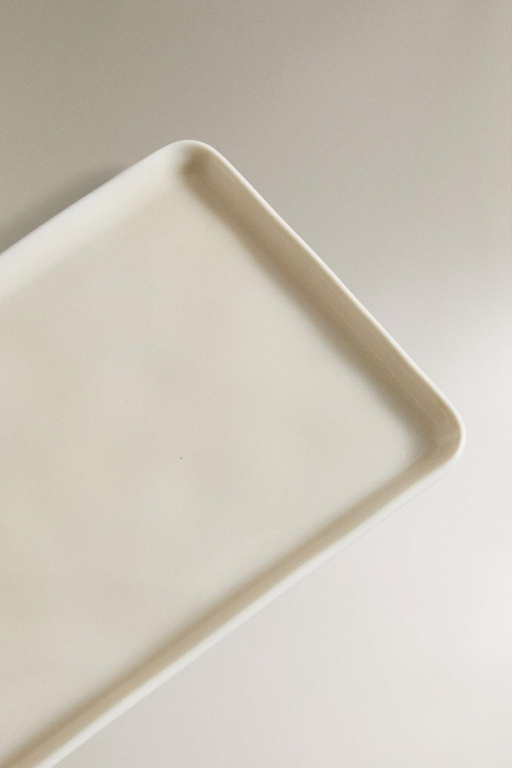 Керамическая масленка с рельефным узором