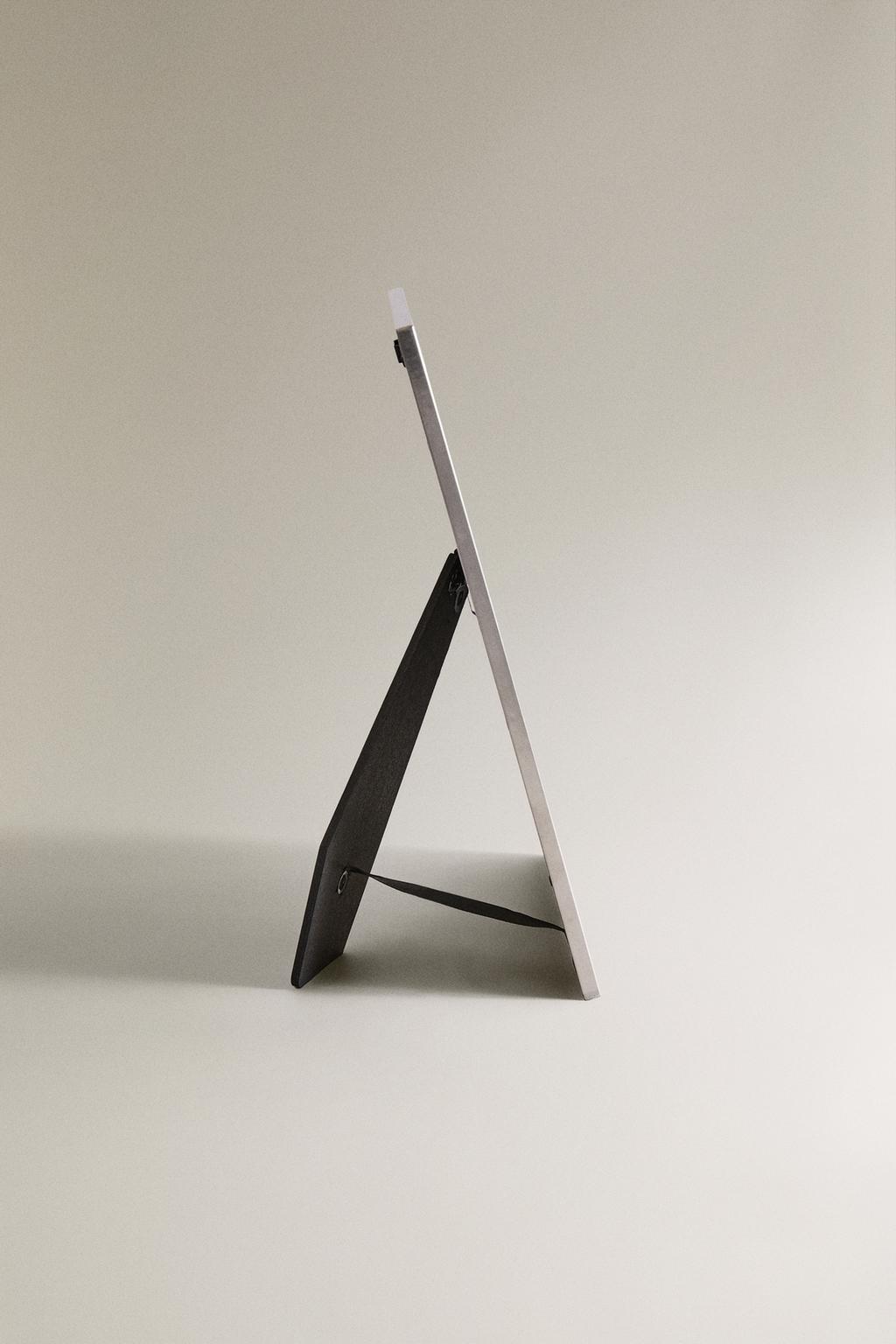 Фоторамка с тонкой серебристой рамкой