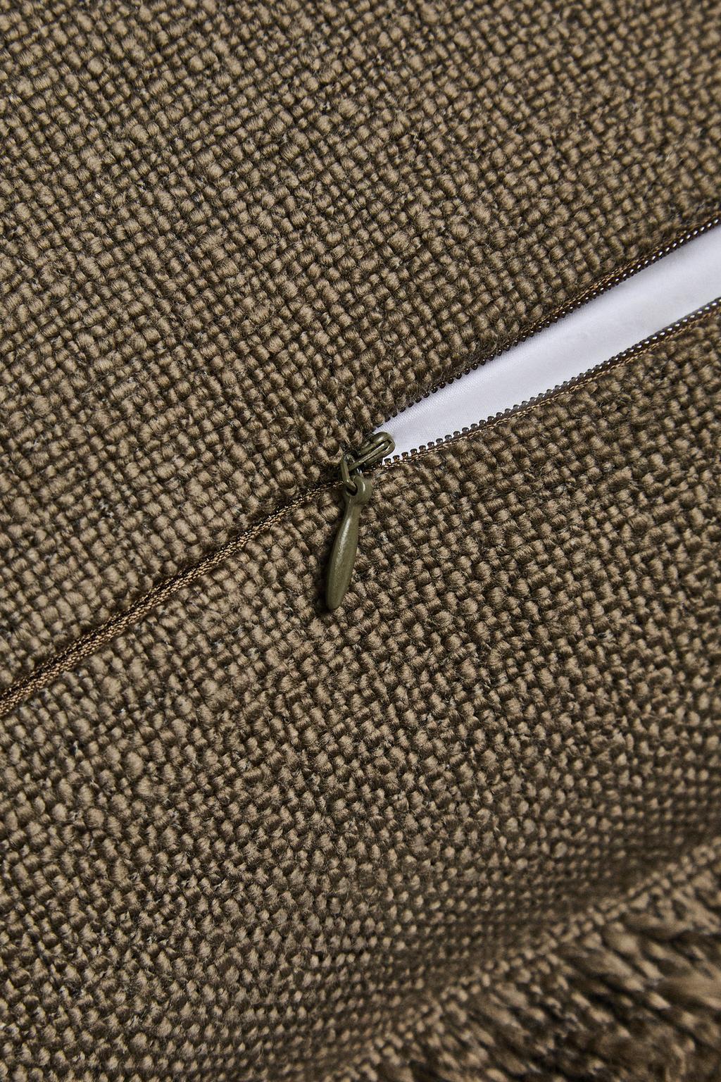 Подушка с бахромой