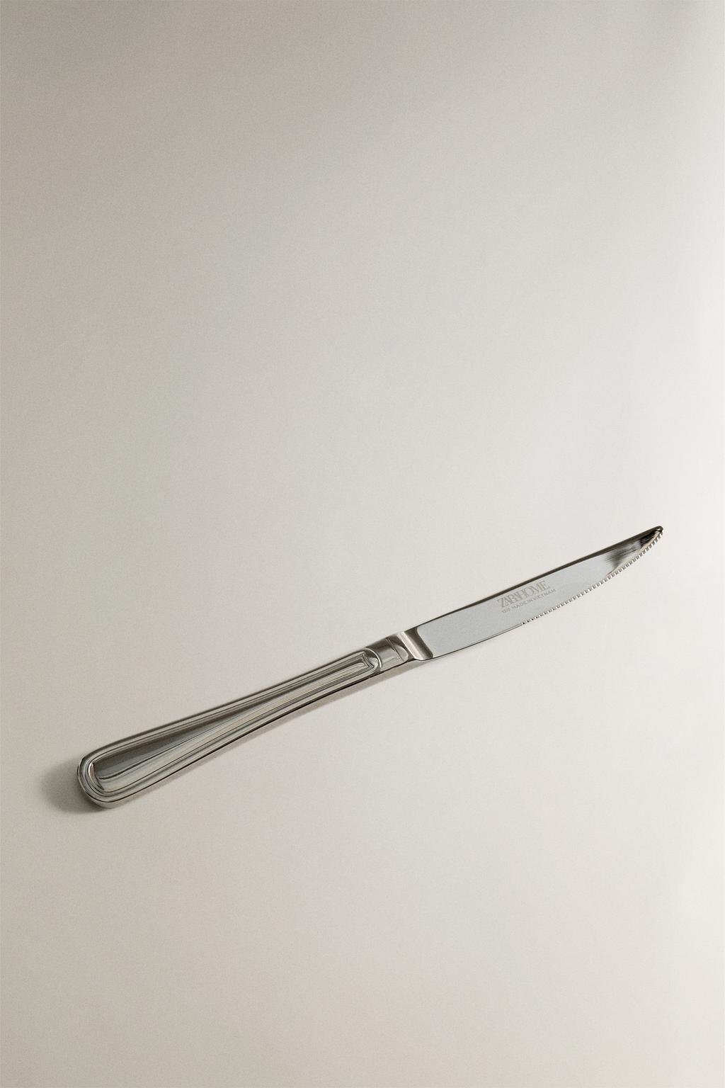 Блестящий стальной стейк-нож