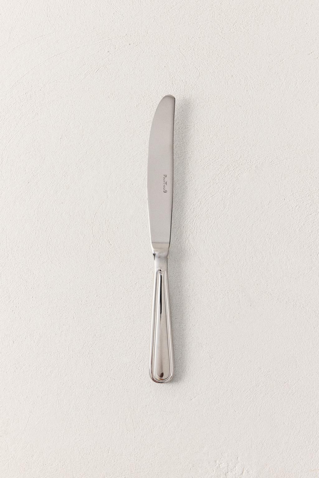 Блестящий стальной нож