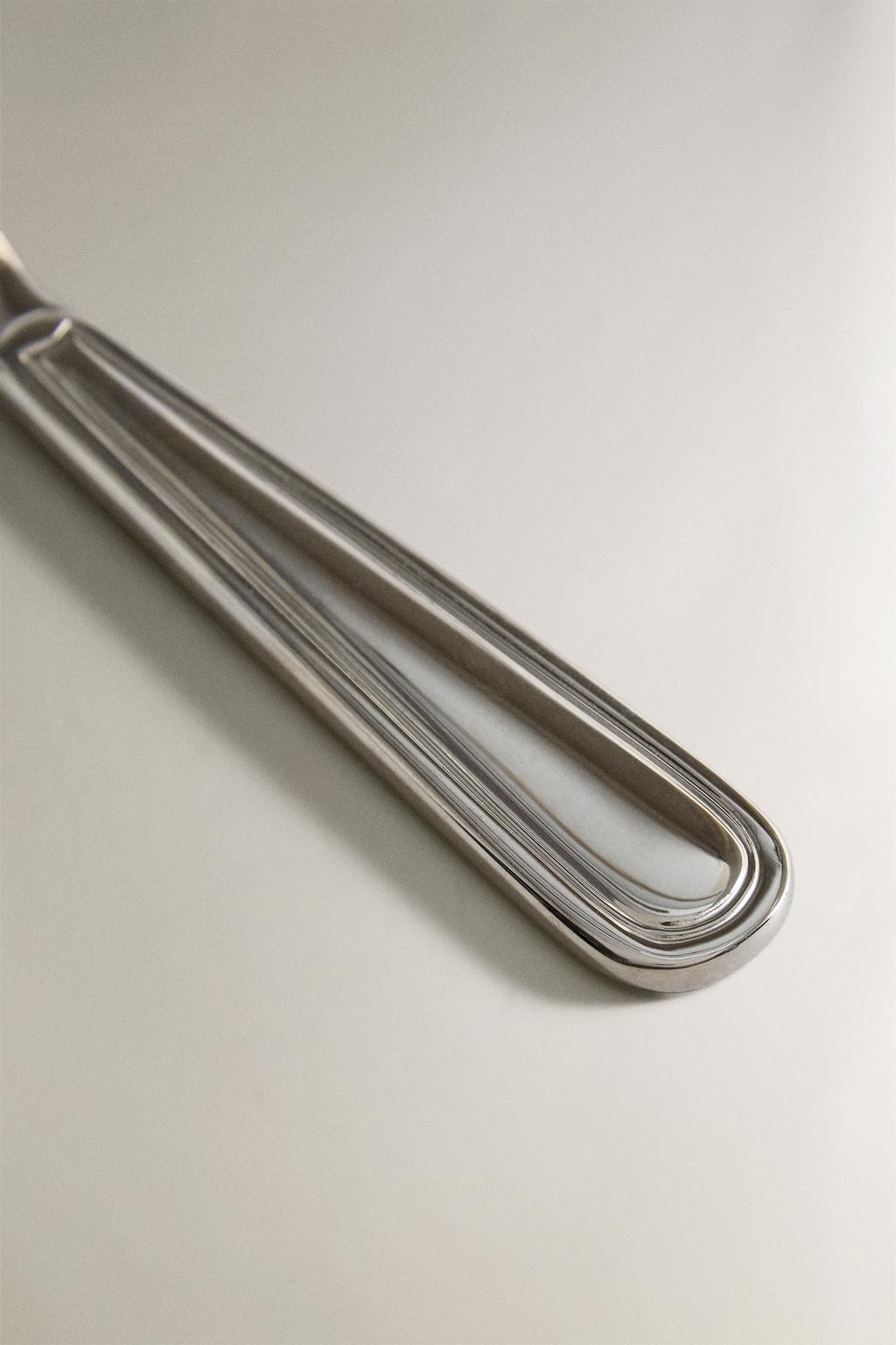 Блестящий стальной нож