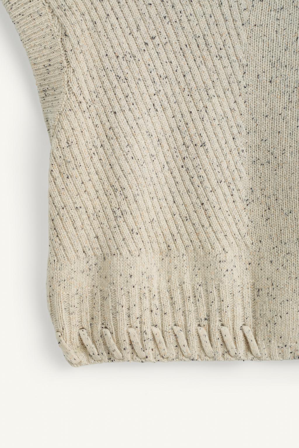 Вязаный жилет