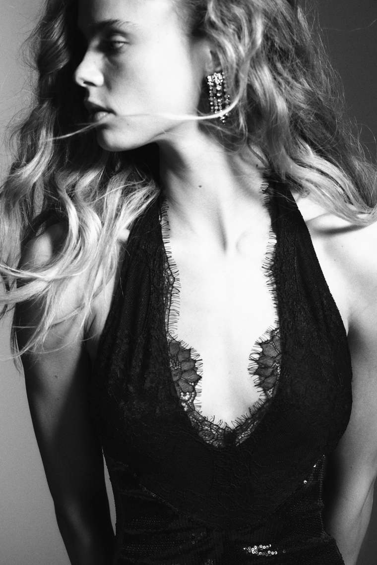 КОРОТКОЕ ПЛАТЬЕ ХАЛТЕР С ПАЙЕТКАМИ