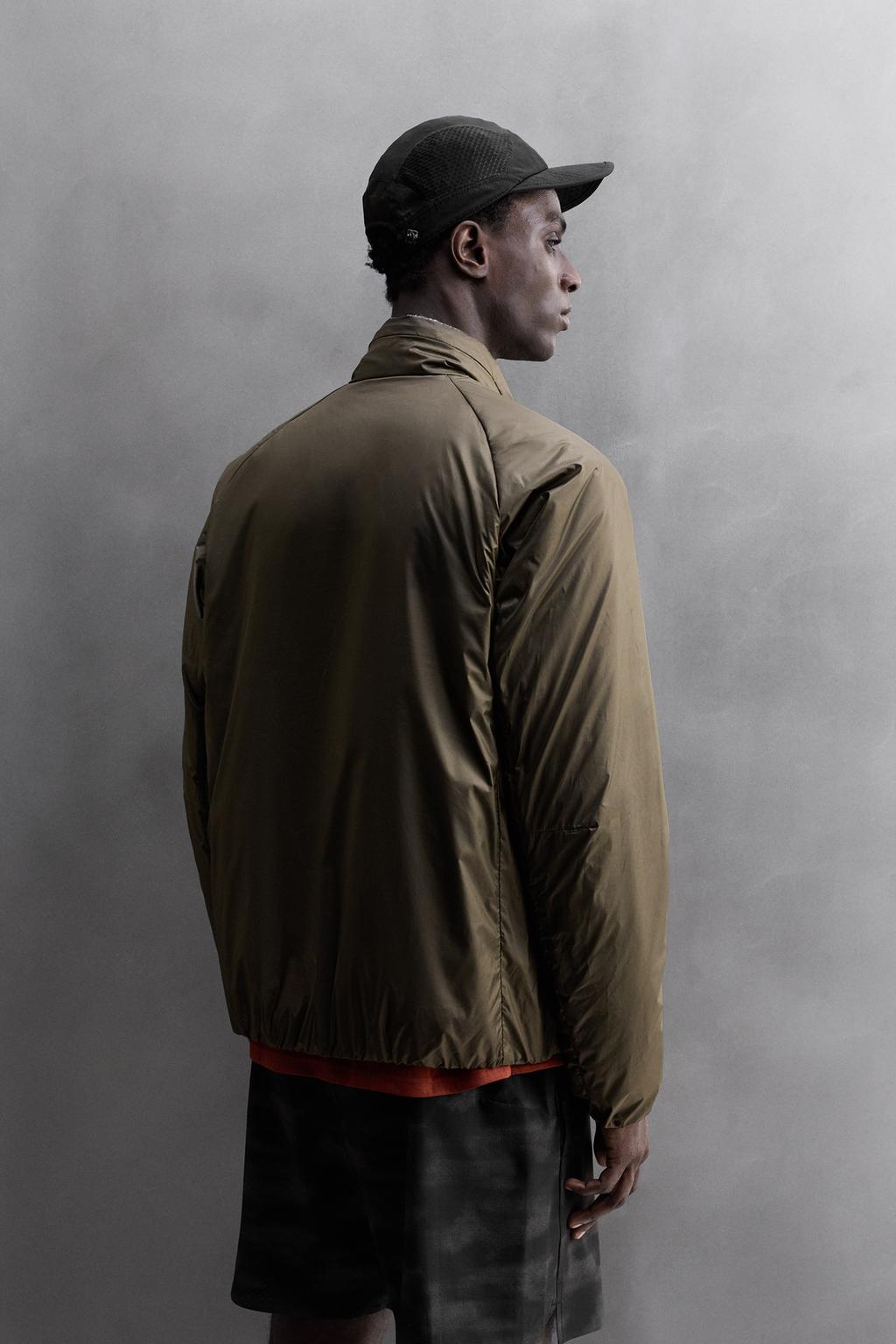 СТЕГАНАЯ КУРТКА С НАПОЛНИТЕЛЕМ ИЗ ПУХА ДЛЯ БЕГА