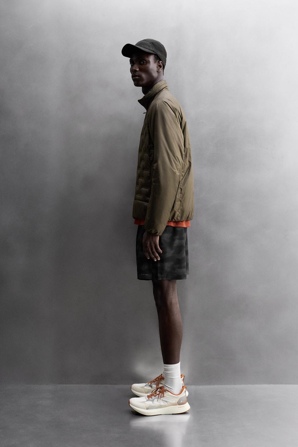 СТЕГАНАЯ КУРТКА С НАПОЛНИТЕЛЕМ ИЗ ПУХА ДЛЯ БЕГА