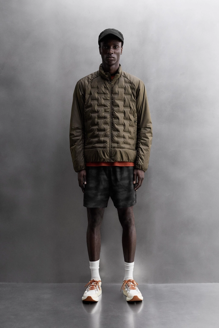 СТЕГАНАЯ КУРТКА С НАПОЛНИТЕЛЕМ ИЗ ПУХА ДЛЯ БЕГА