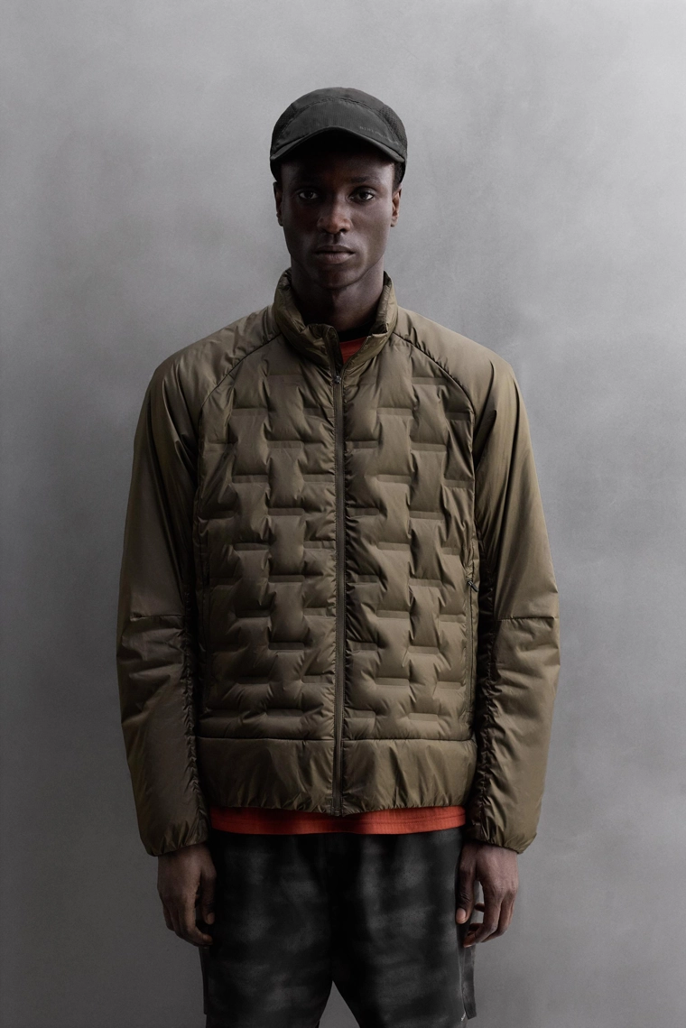 СТЕГАНАЯ КУРТКА С НАПОЛНИТЕЛЕМ ИЗ ПУХА ДЛЯ БЕГА