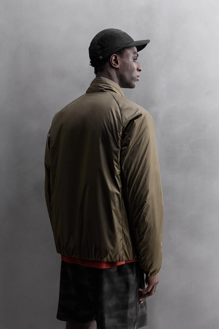 СТЕГАНАЯ КУРТКА С НАПОЛНИТЕЛЕМ ИЗ ПУХА ДЛЯ БЕГА