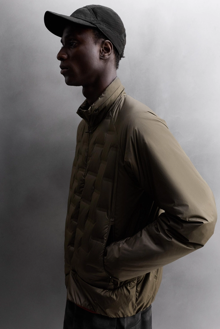 СТЕГАНАЯ КУРТКА С НАПОЛНИТЕЛЕМ ИЗ ПУХА ДЛЯ БЕГА