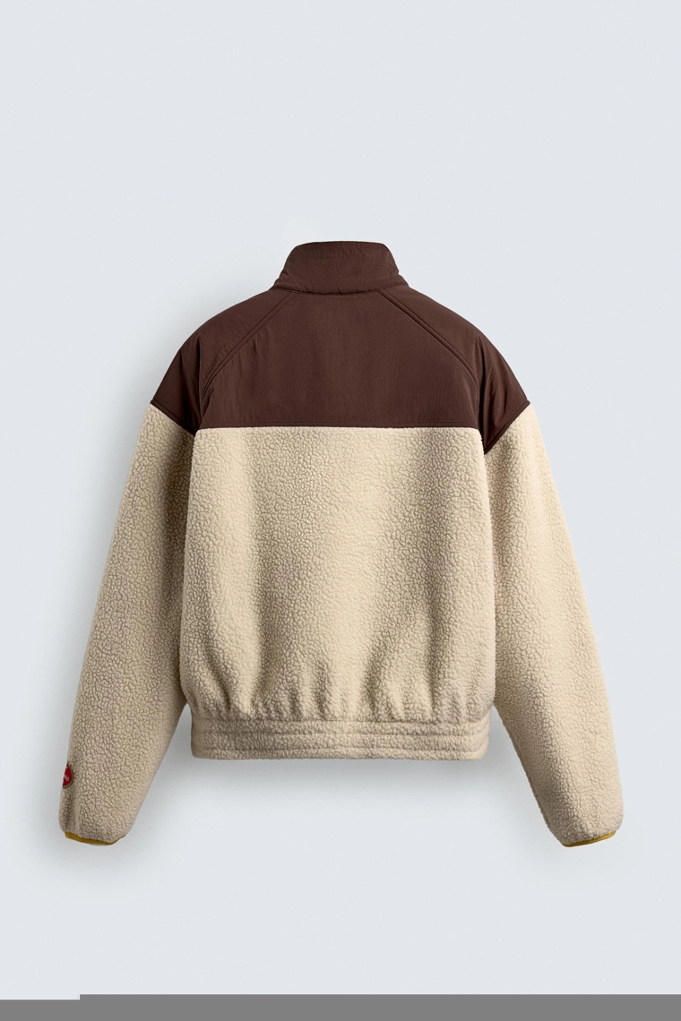 КУРТКА ИЗ ИСКУССТВЕННОЙ ОВЧИНЫ С КОНТРАСТНЫМИ ВСТАВКАМИ