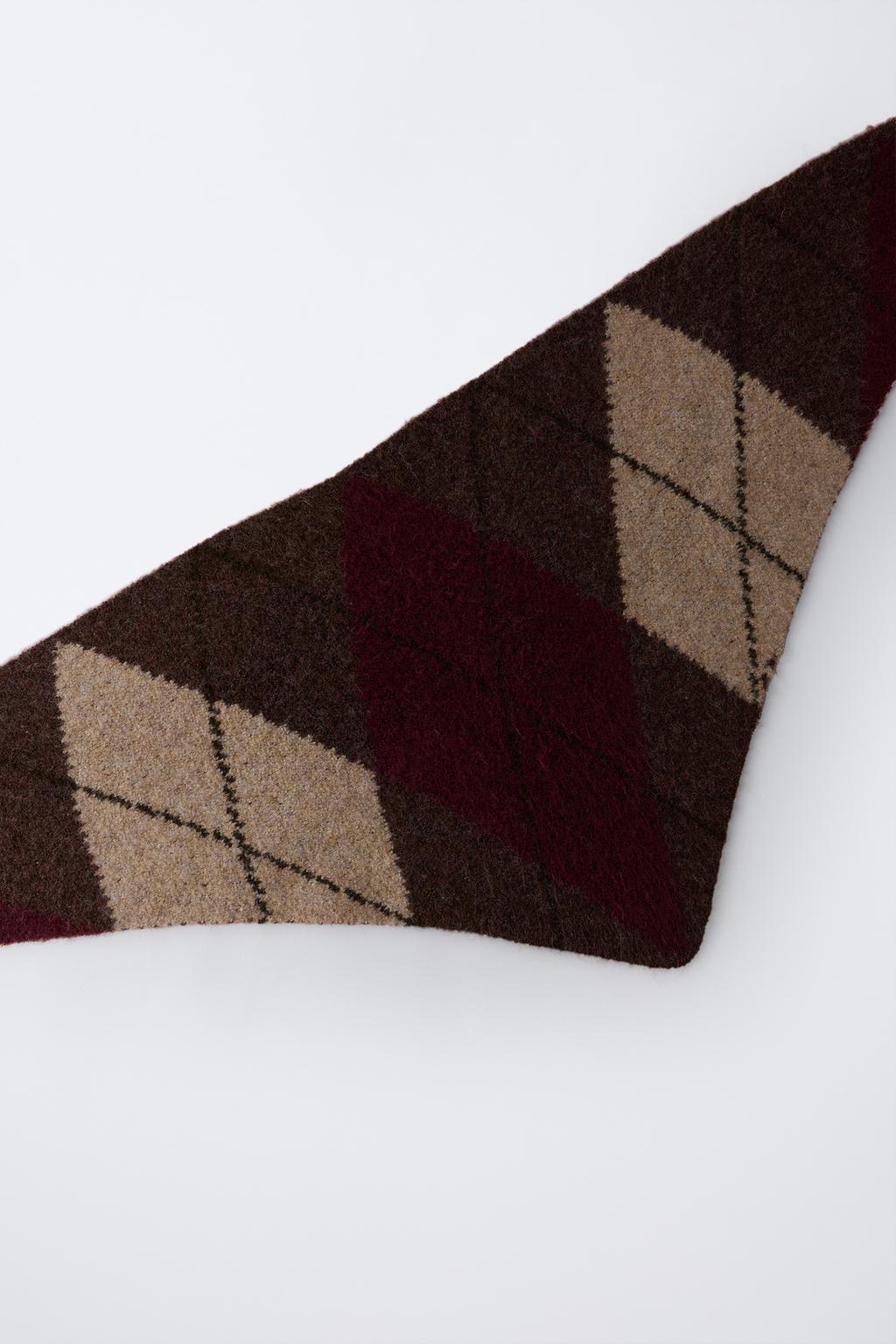 ТРЕУГОЛЬНЫЙ ПЛАТОК С УЗОРОМ «РОМБЫ»