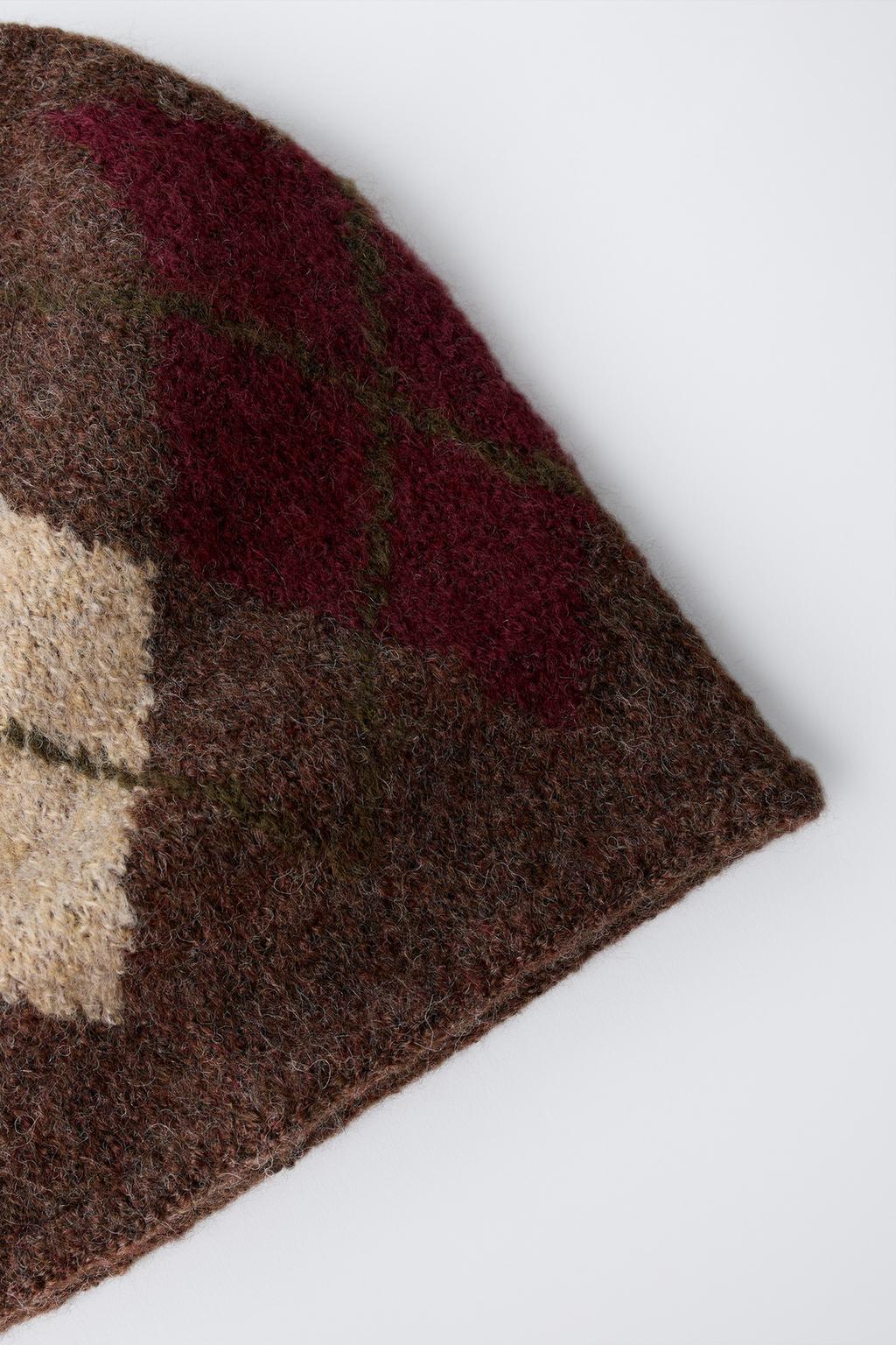 ТРИКОТАЖНАЯ ШАПКА С РОМБАМИ