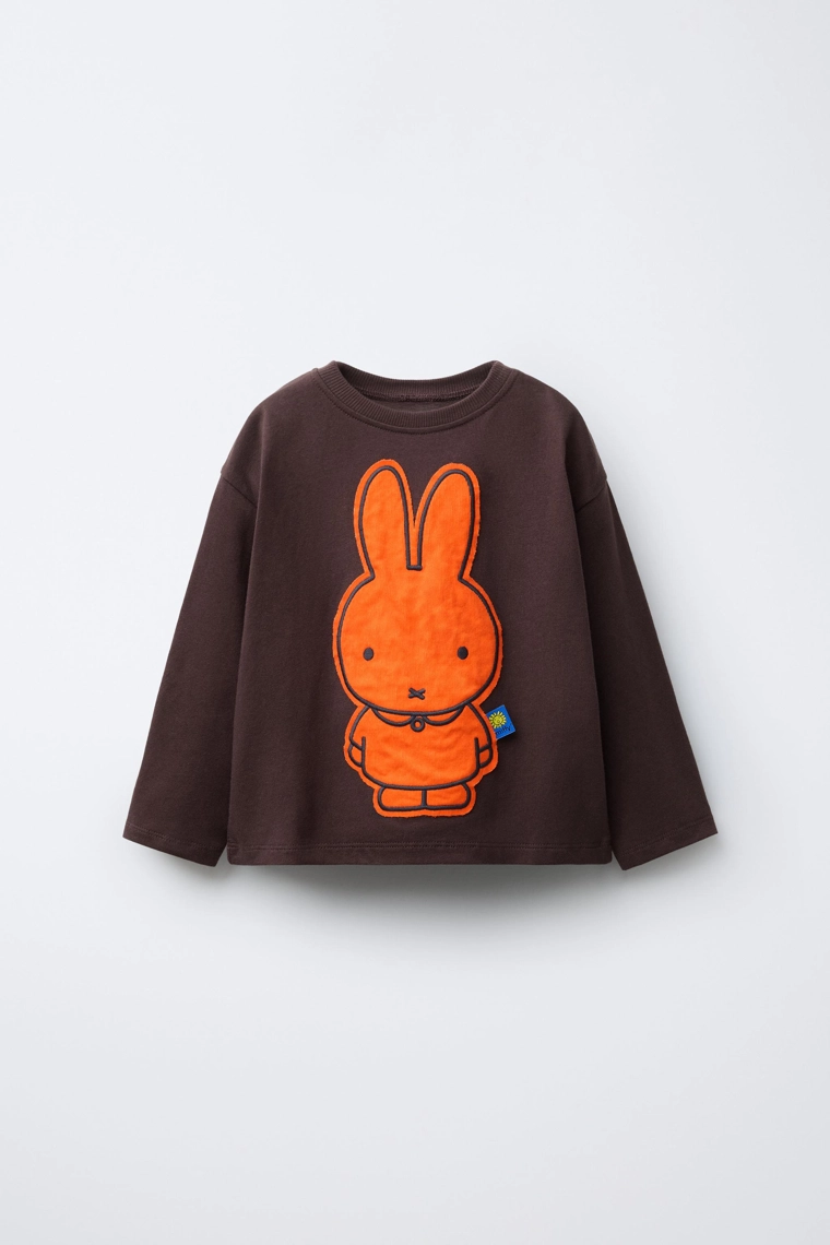 ФУТБОЛКА С ВЕЛЬВЕТОВОЙ НАШИВКОЙ MIFFY™ MERCIS BV ©