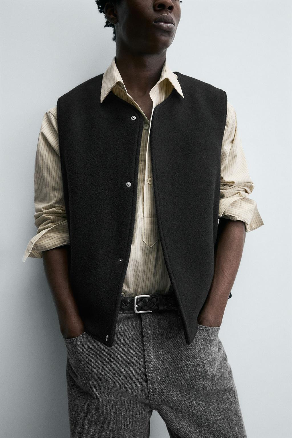 ЖИЛЕТ ИЗ РЕЛЬЕФНОЙ ТКАНИ БУКЛЕ С ШЕРСТЬЮ