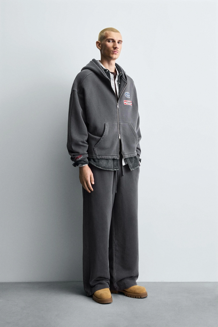 ДЖОГГЕРЫ WIDE FIT С ЭФФЕКТОМ ПОТЕРТОСТИ