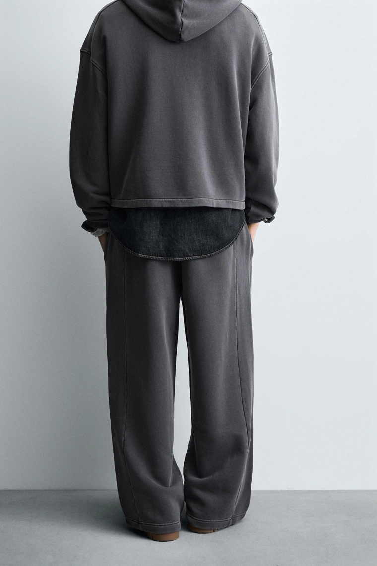 ДЖОГГЕРЫ WIDE FIT С ЭФФЕКТОМ ПОТЕРТОСТИ