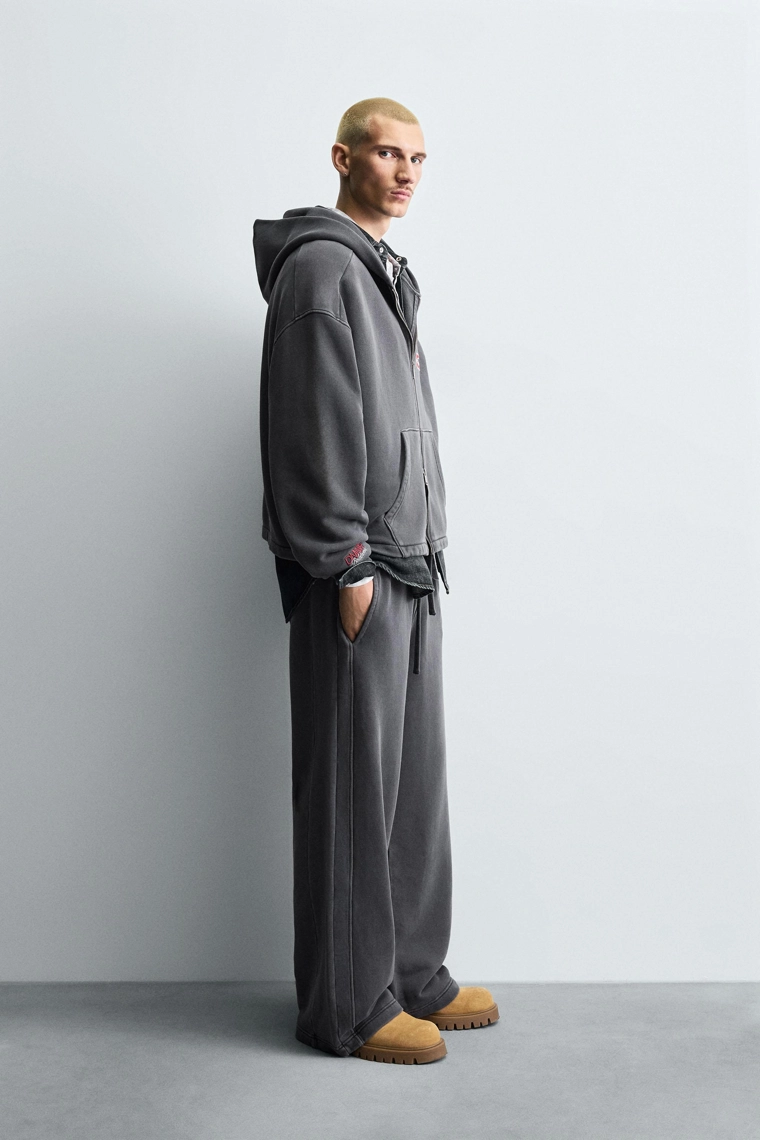 ДЖОГГЕРЫ WIDE FIT С ЭФФЕКТОМ ПОТЕРТОСТИ