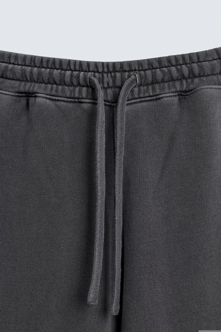 ДЖОГГЕРЫ WIDE FIT С ЭФФЕКТОМ ПОТЕРТОСТИ