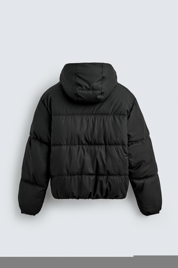 СТЕГАНАЯ КУРТКА ИЗ ПРОРЕЗИНЕННОЙ ТКАНИ С КОМБИНИРОВАННЫМИ ДЕТАЛЯМИ