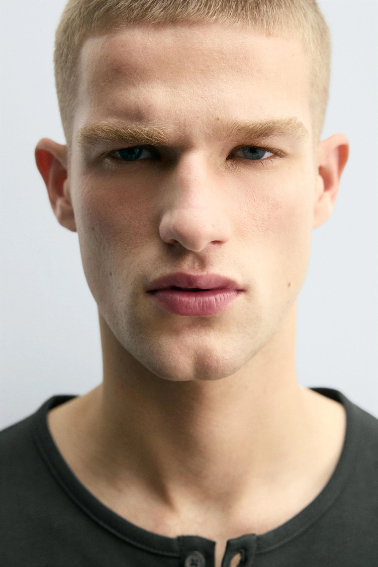 ФУТБОЛКА RELAXED FIT С ВОРОТНИКОМ НА ПУГОВИЦАХ