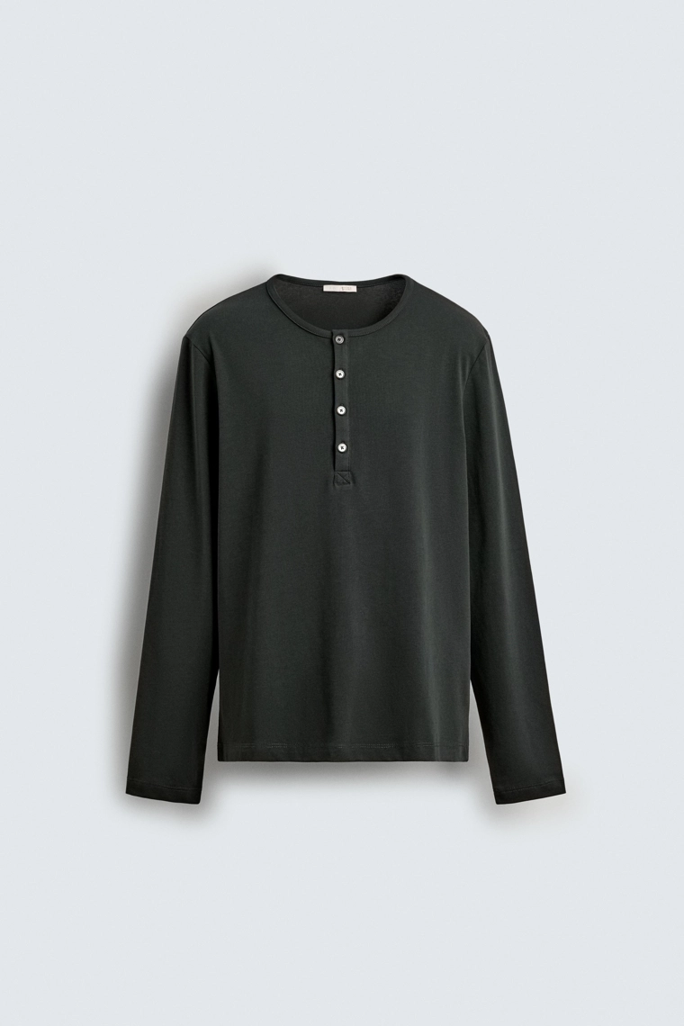 ФУТБОЛКА RELAXED FIT С ВОРОТНИКОМ НА ПУГОВИЦАХ