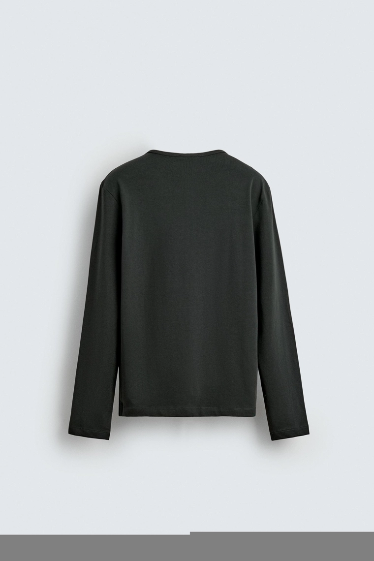 ФУТБОЛКА RELAXED FIT С ВОРОТНИКОМ НА ПУГОВИЦАХ