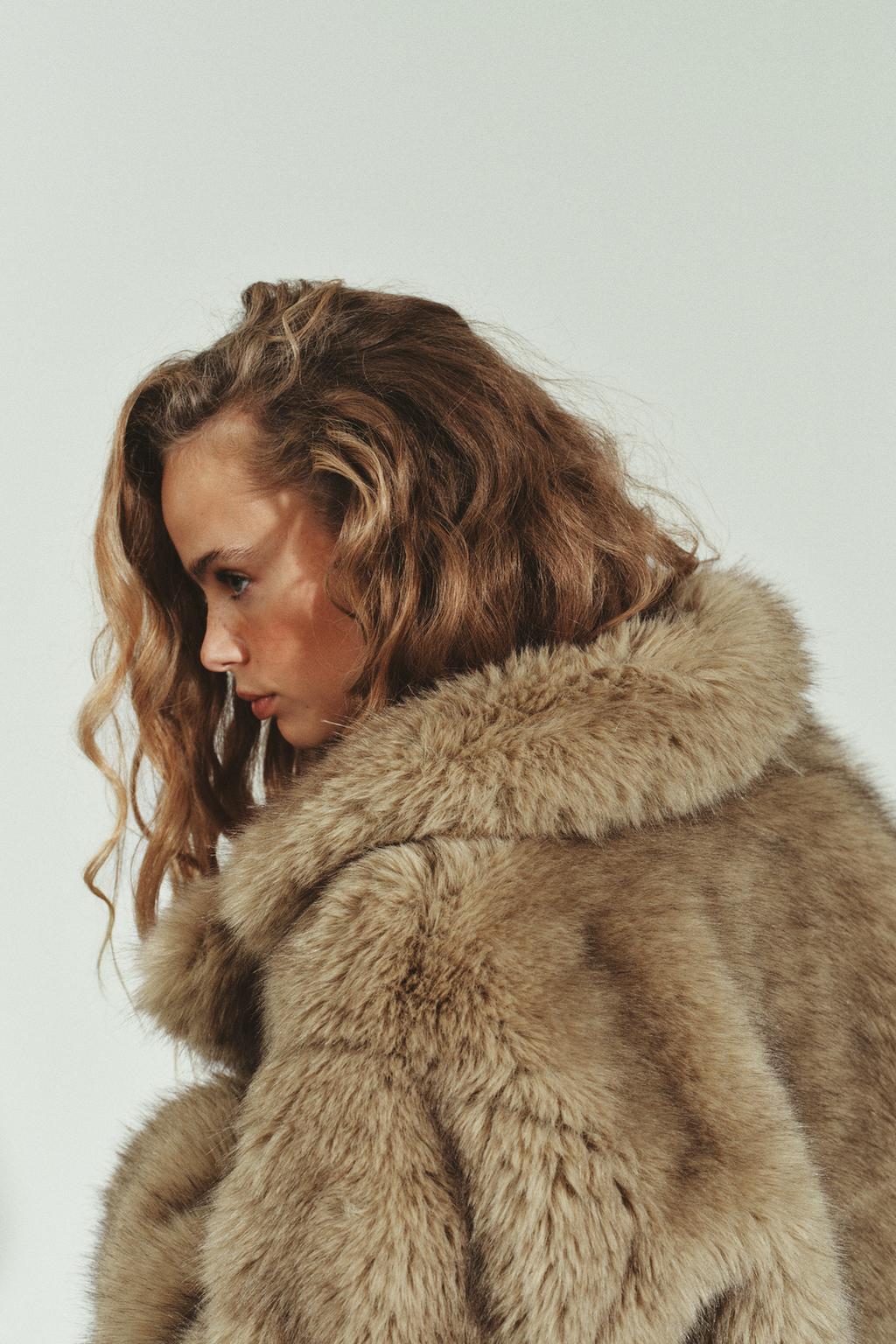 КОРОТКОЕ ПАЛЬТО ИЗ ИСКУССТВЕННОГО МЕХА