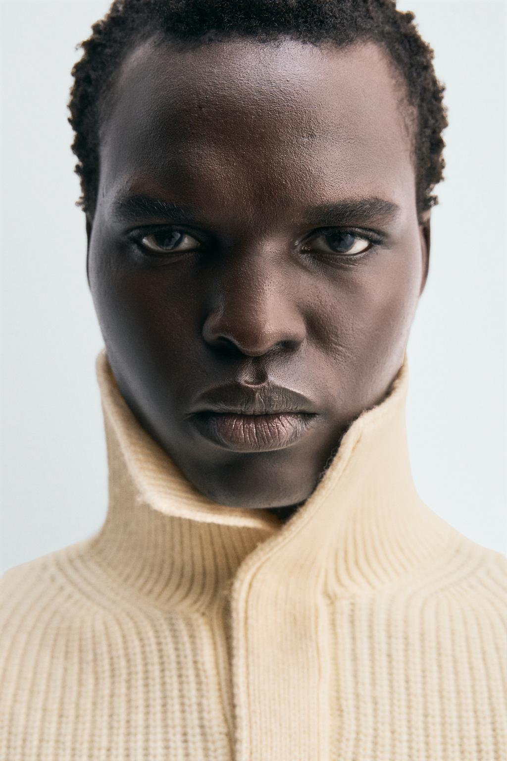 СТРУКТУРНЫЙ ДЖЕМПЕР С ВОРОТНИКОМ-СТОЙКОЙ