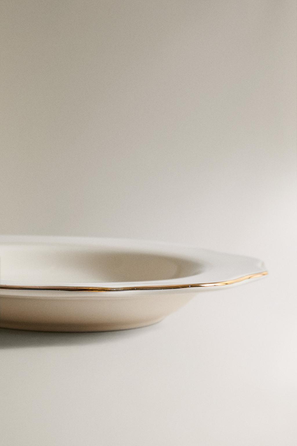 Фарфоровый десертный тарелка с деталью на краю