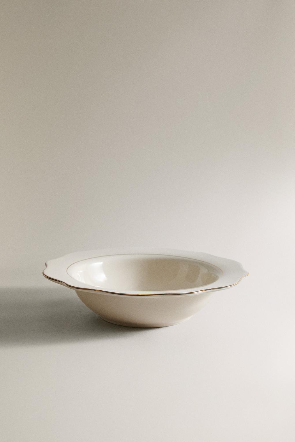 Суповой тарелке из фарфора с деталью на краю