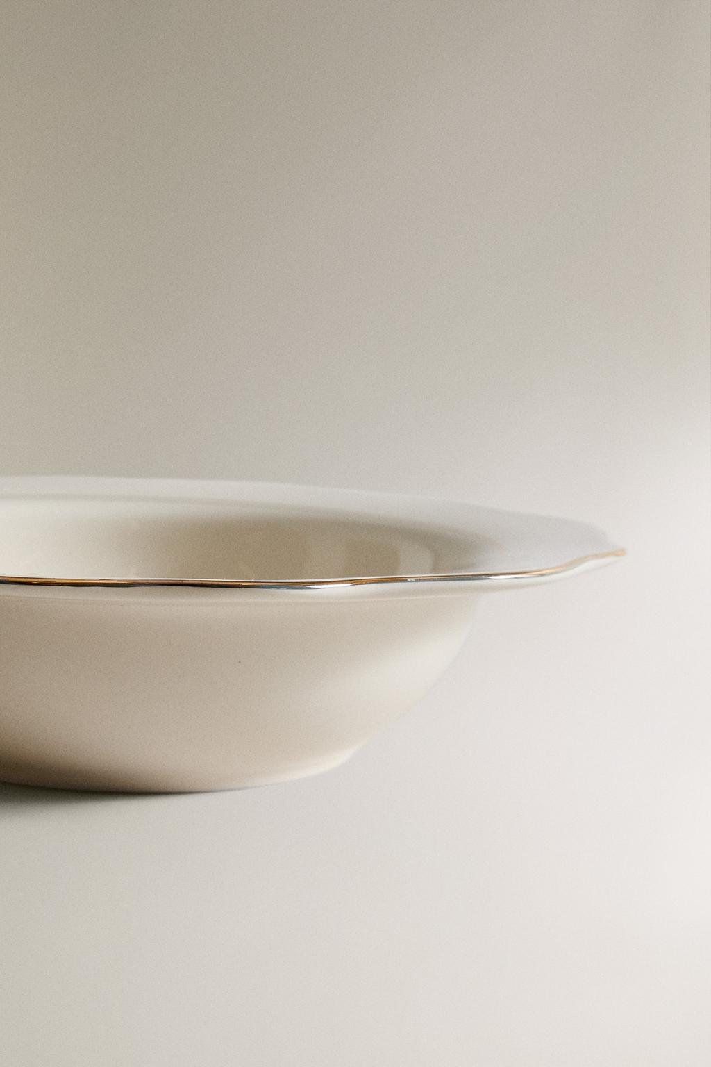 Суповой тарелке из фарфора с деталью на краю