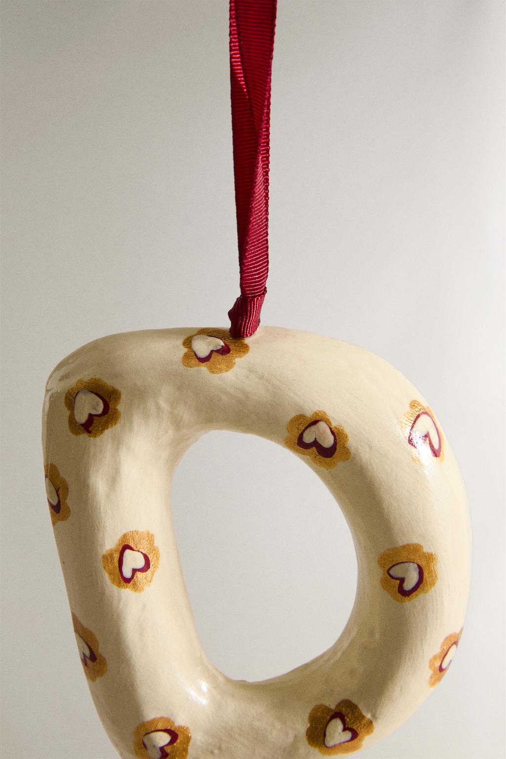 Рождественская игрушка елочная в форме буквы d