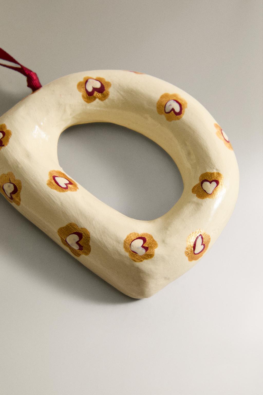 Рождественская игрушка елочная в форме буквы d